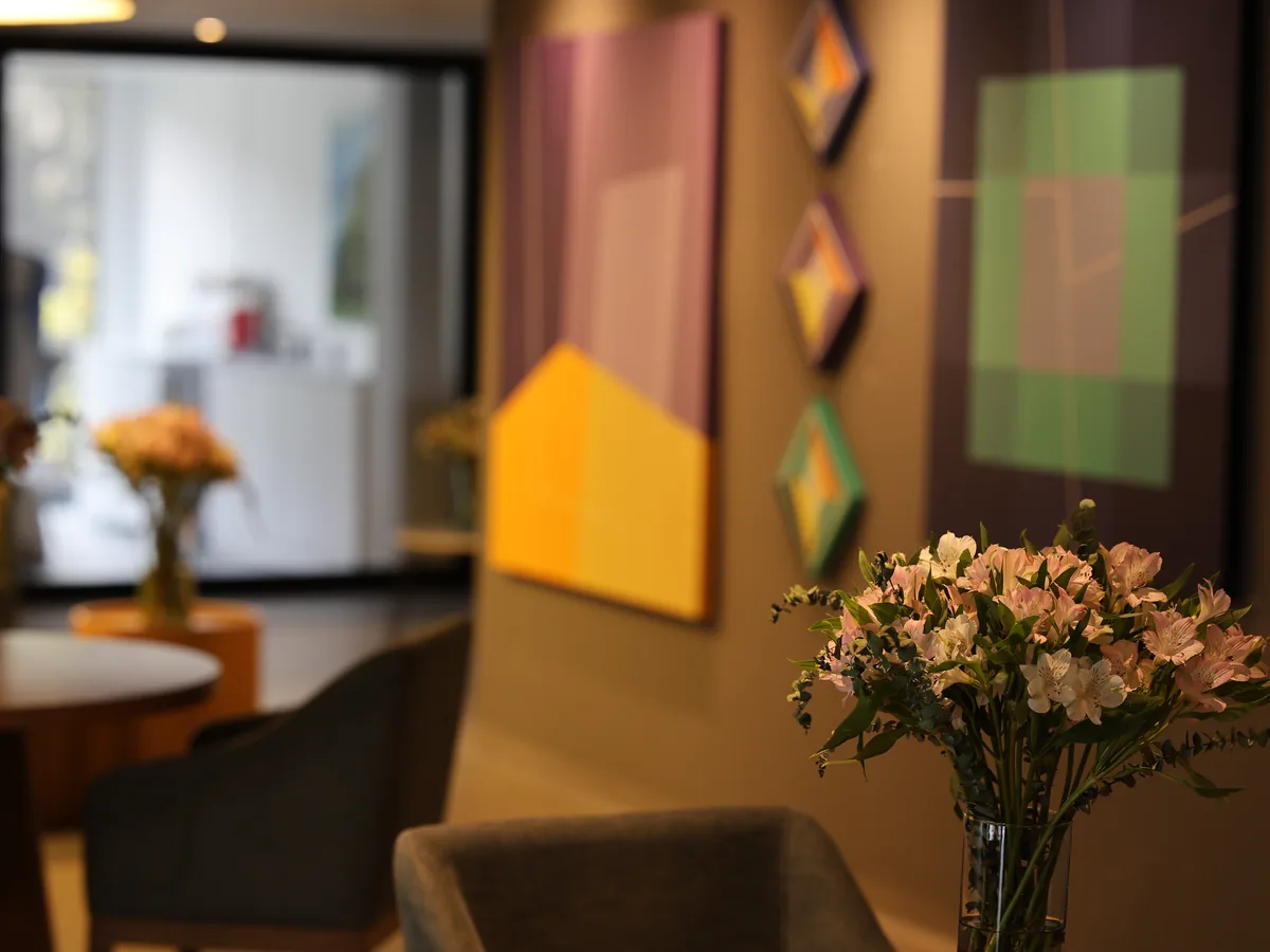 Sala de espera de LAbSER, con obra de arte en la pared