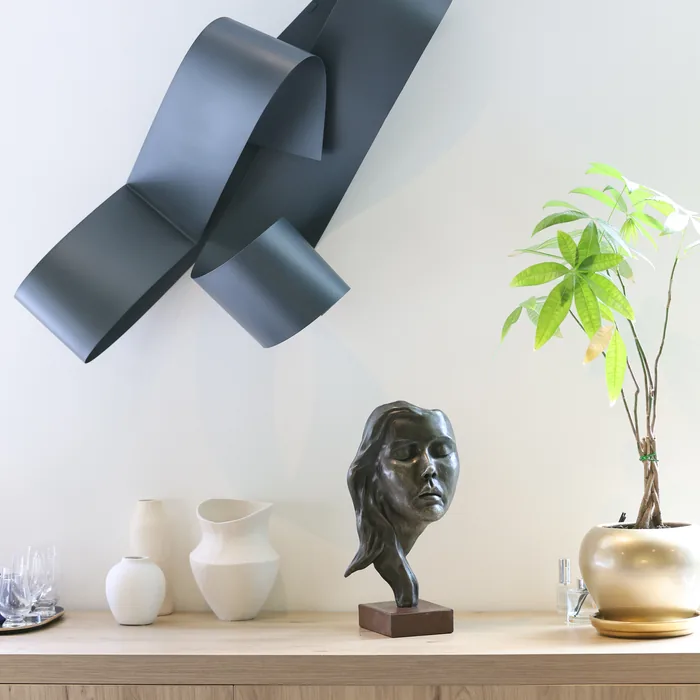 Escultura sobre el mueble de la entrada